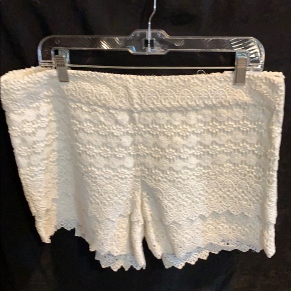 Loft cream shorts with lace detail - Picture 2 of 3